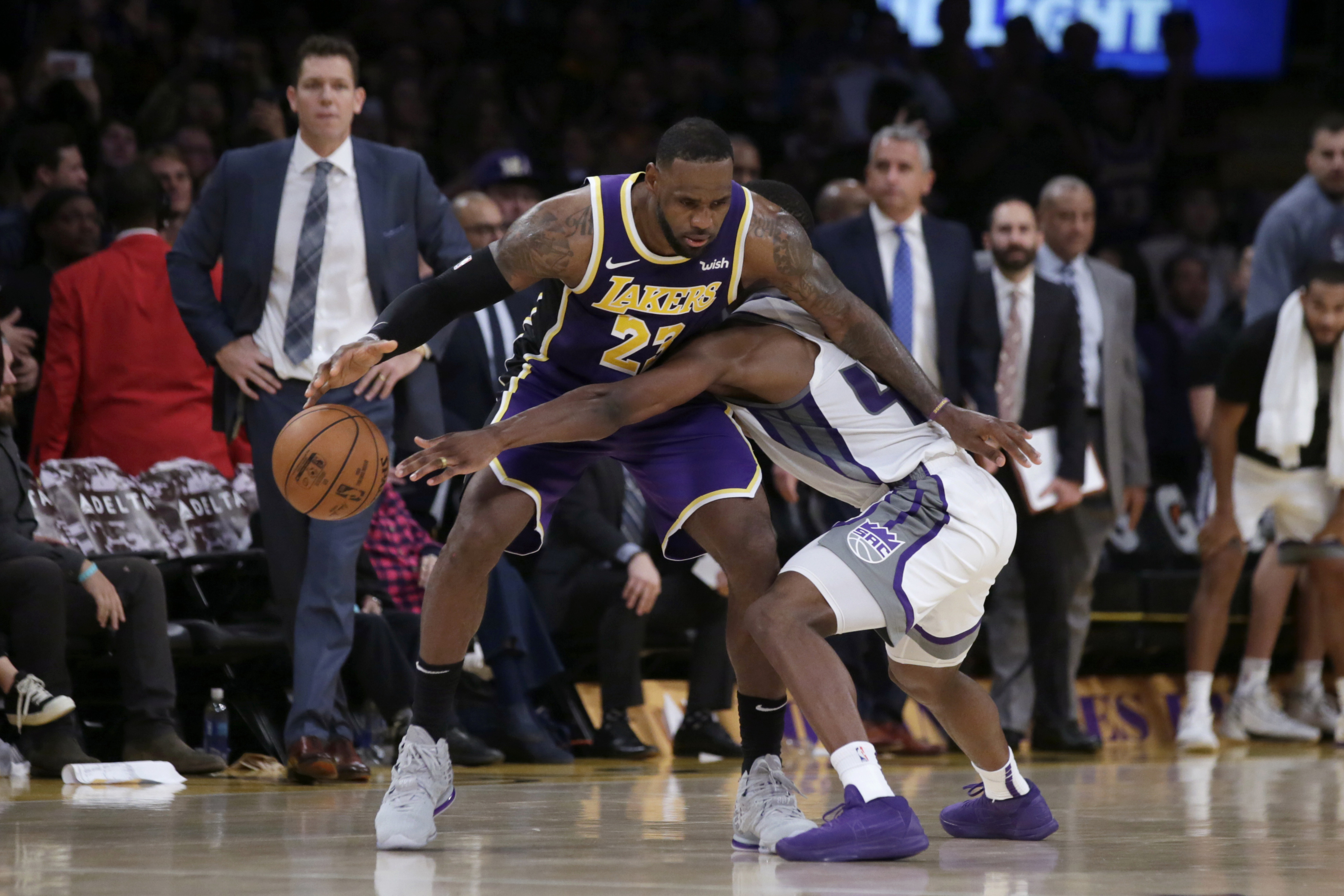 točník Los Angeles Lakers LeBron James a Harrison Barnes zo Sacramenta Kings v zápase zámorskej NBA 15. novembra 2019 v Los Angeles.