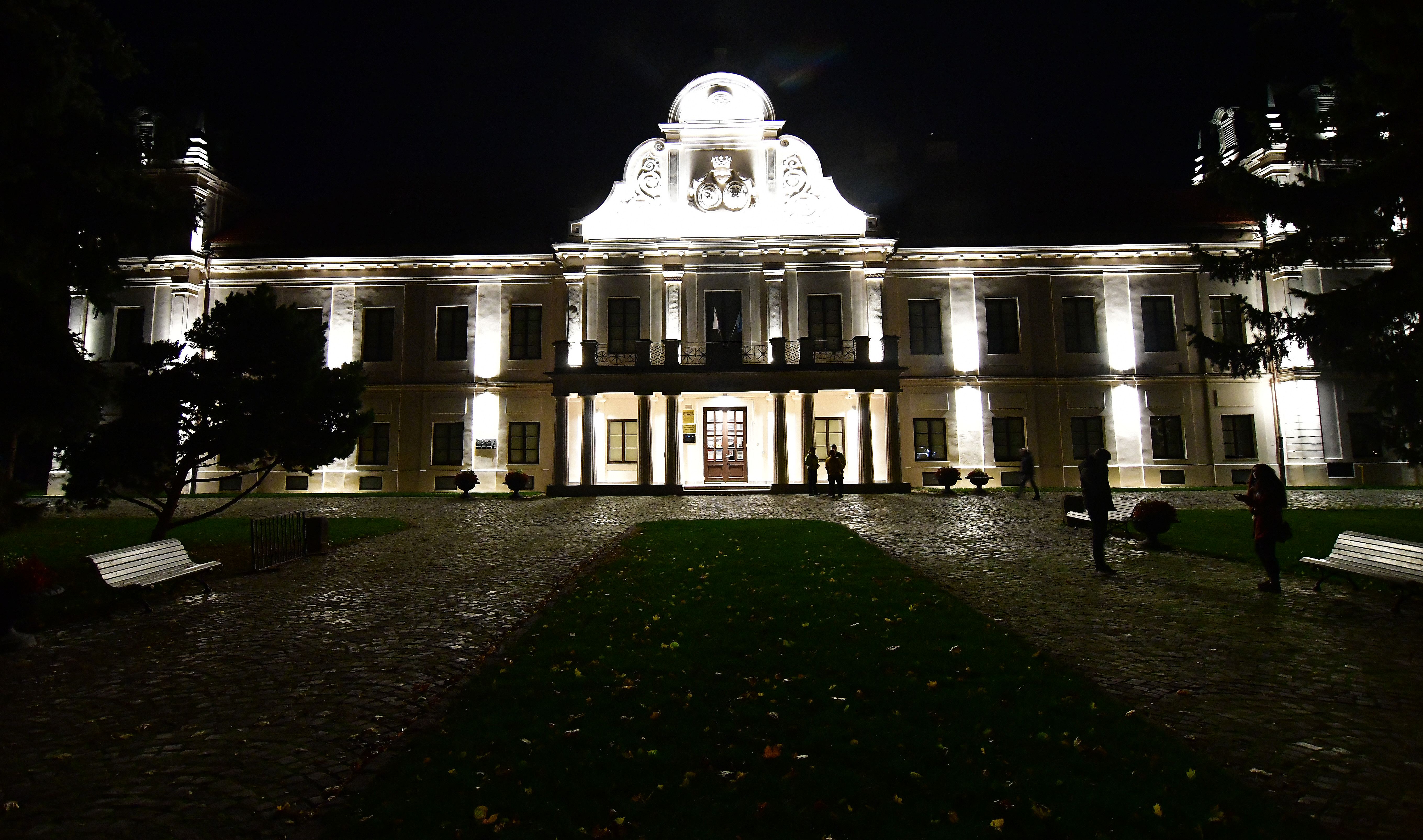 Na snímke rozsvietený kaštiel v Trebišove, sídlo múzea a Kultúrneho centra južného Zemplína, počas Noci divadiel 2018 17. novembra 2018.