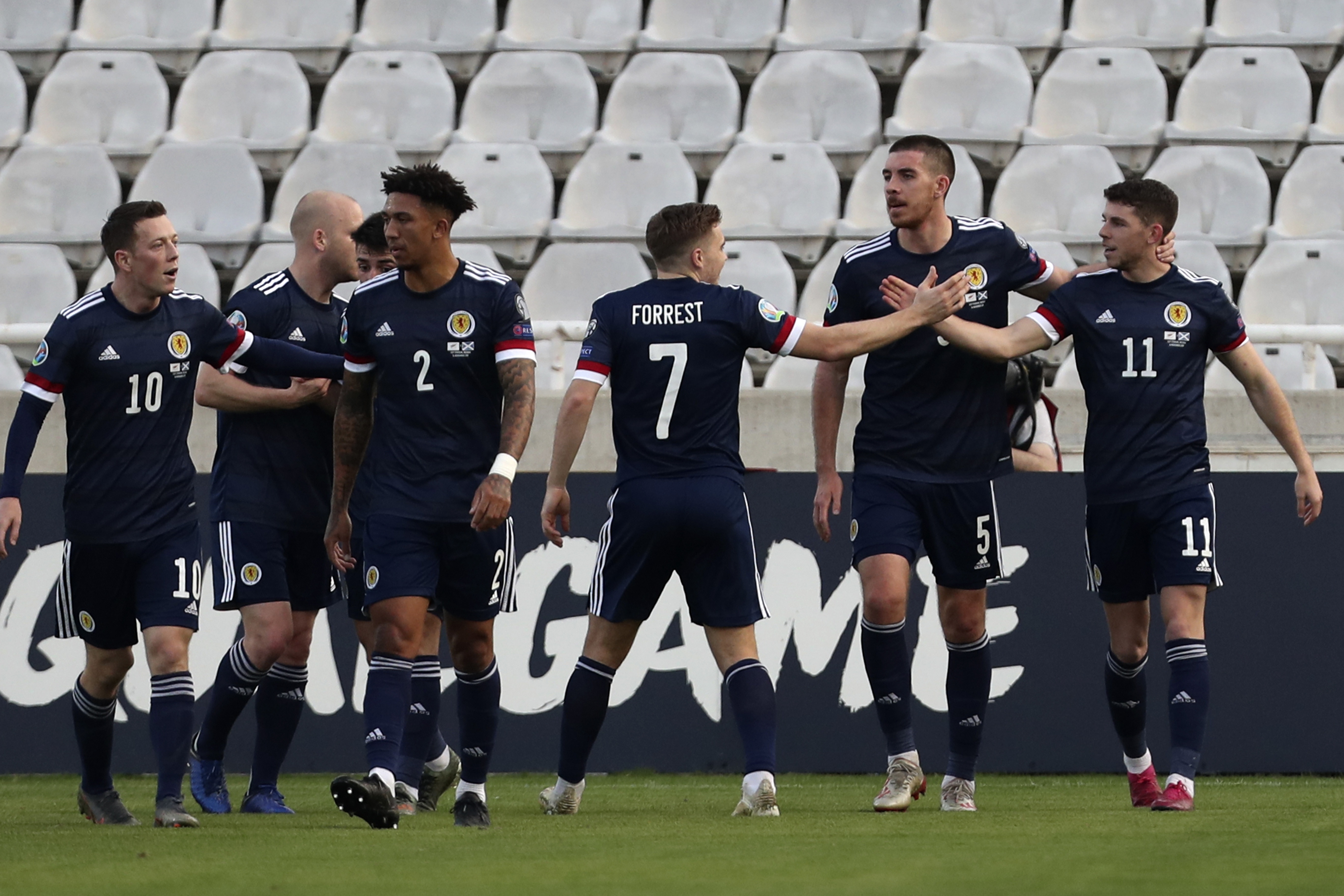 Futbalista Škótska Ryan Christie (vpravo) sa teší so spoluhráčmi po strelení gólu v kvalifikačnom zápase I-skupiny Cyprus - Škótsko v Nikózii 16. novembra 2019.