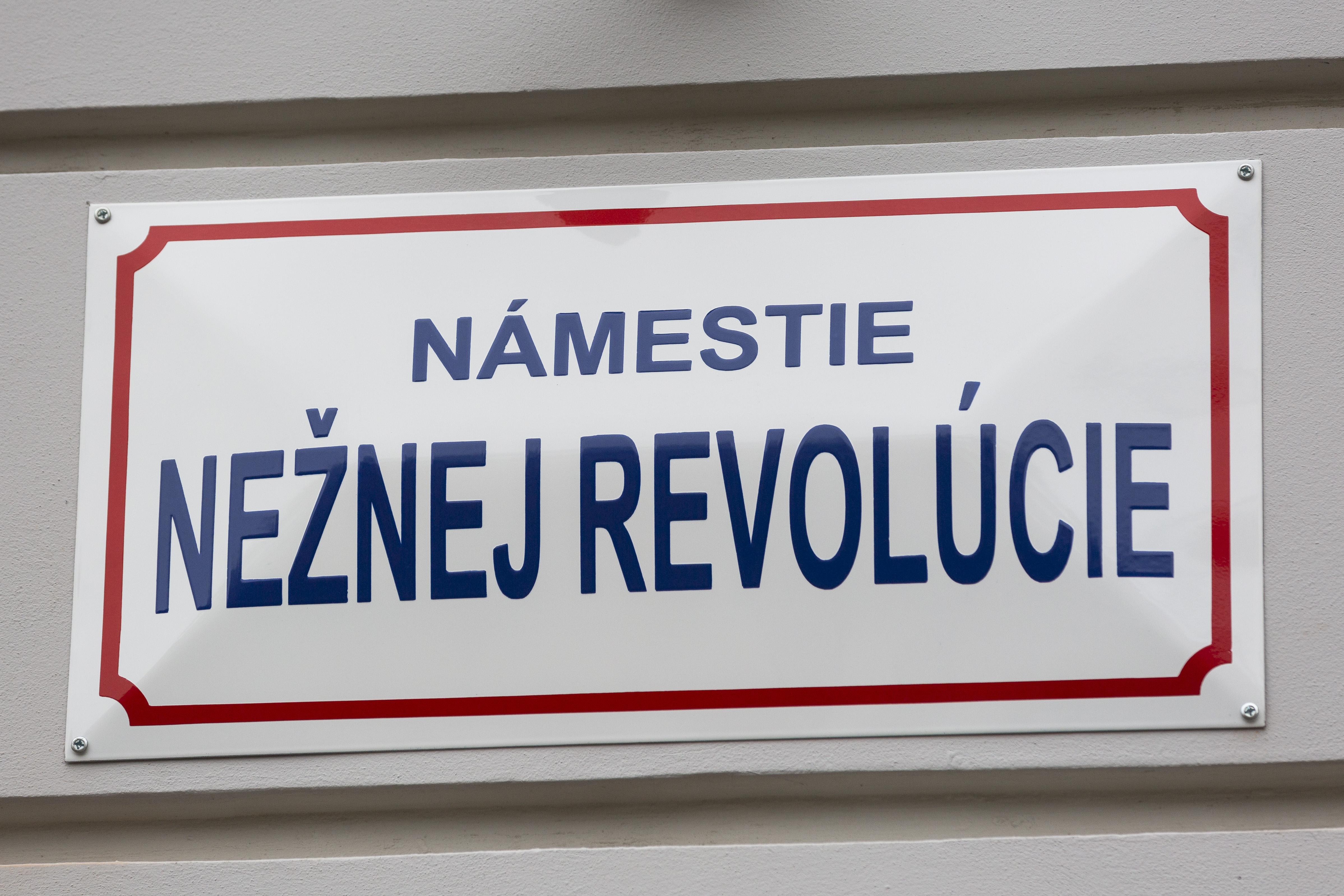 Na snímke je tabuľa Námestia Nežnej revolúcie, ktoré oficiálne otvorili pred Starou tržnicou v Bratislave v sobotu 16. novembra 2019.