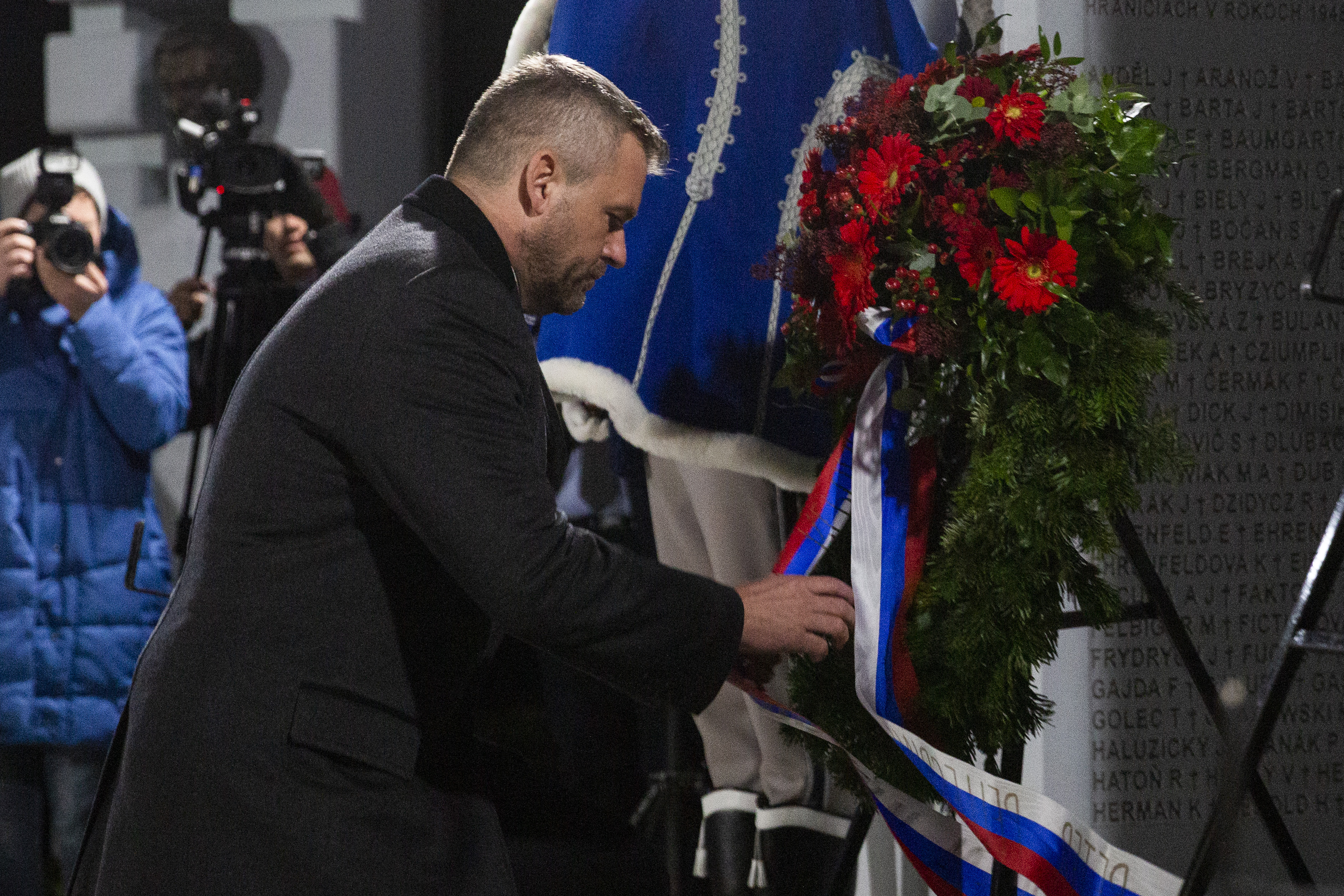 Na snímke premiér SR Peter Pellegrini počas pietneho aktu kladenia vencov premiérov krajín V4 pri pamätníku Brána slobody na Devíne v Bratislave 17. novembra 2019 v rámci osláv 30. výročia Nežnej revolúcie.