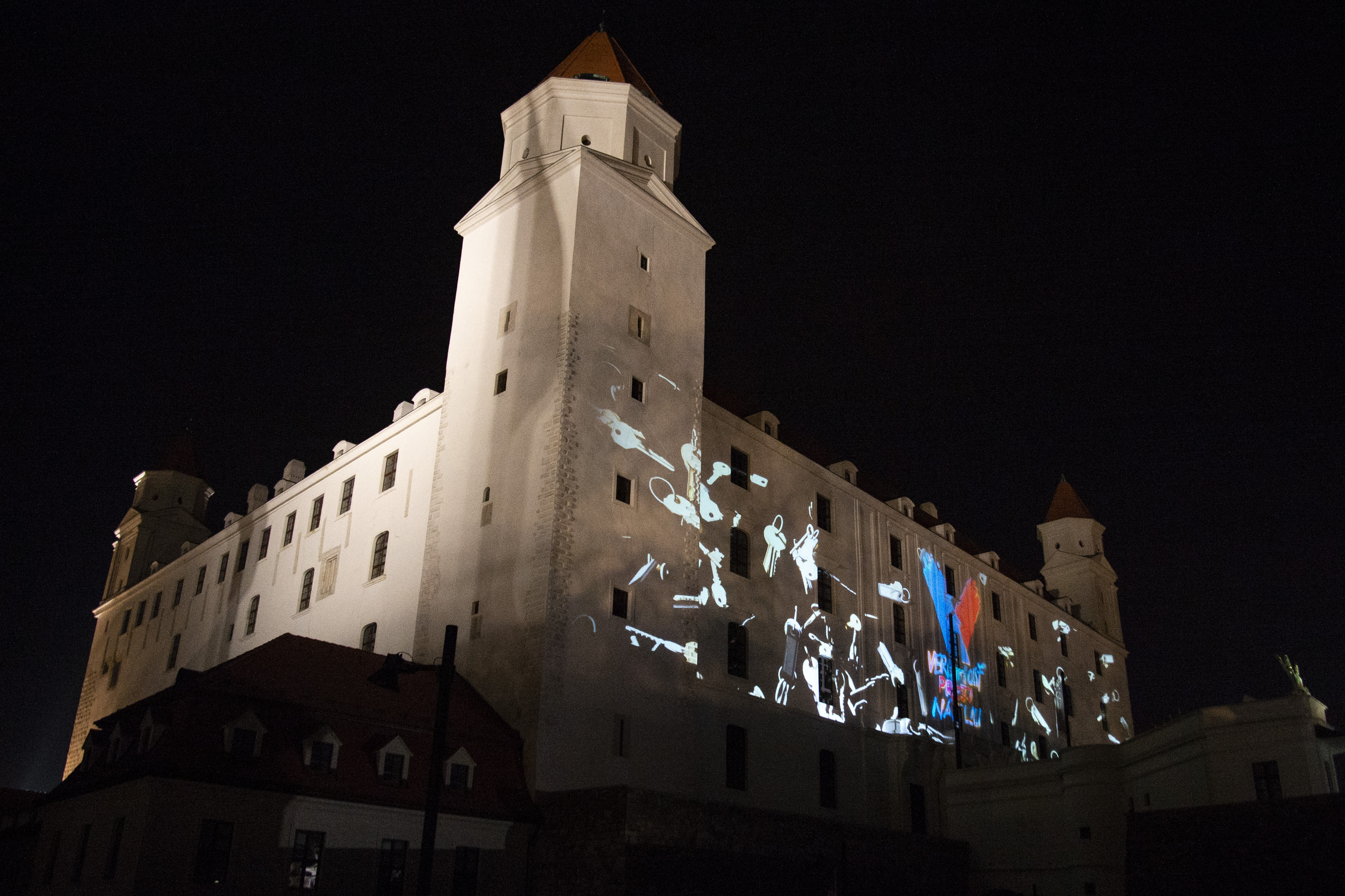Na snímke 3D veľkoplošná projekcia (video mapping) na fasáde Bratislavského hradu pri príležitosti 30. výročia Nežnej revolúcie 17. novembra 2019 v Bratislave.