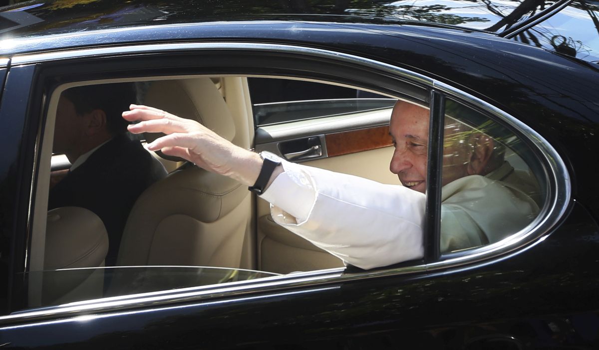 Pápež František po prílete do Thajska