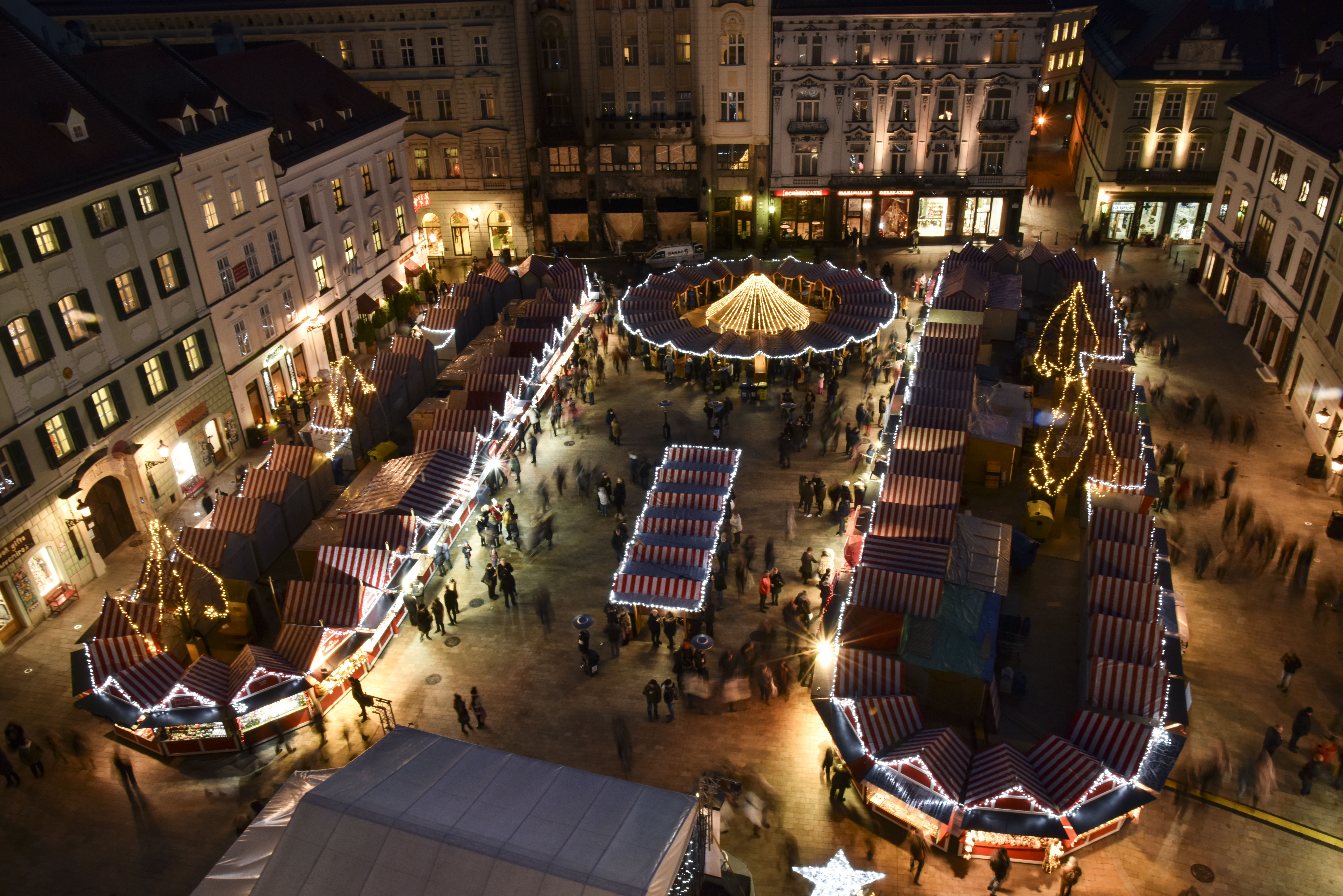 Vianočný trhy na Hlavnom a Františkánskom námestí v centre Bratislavy