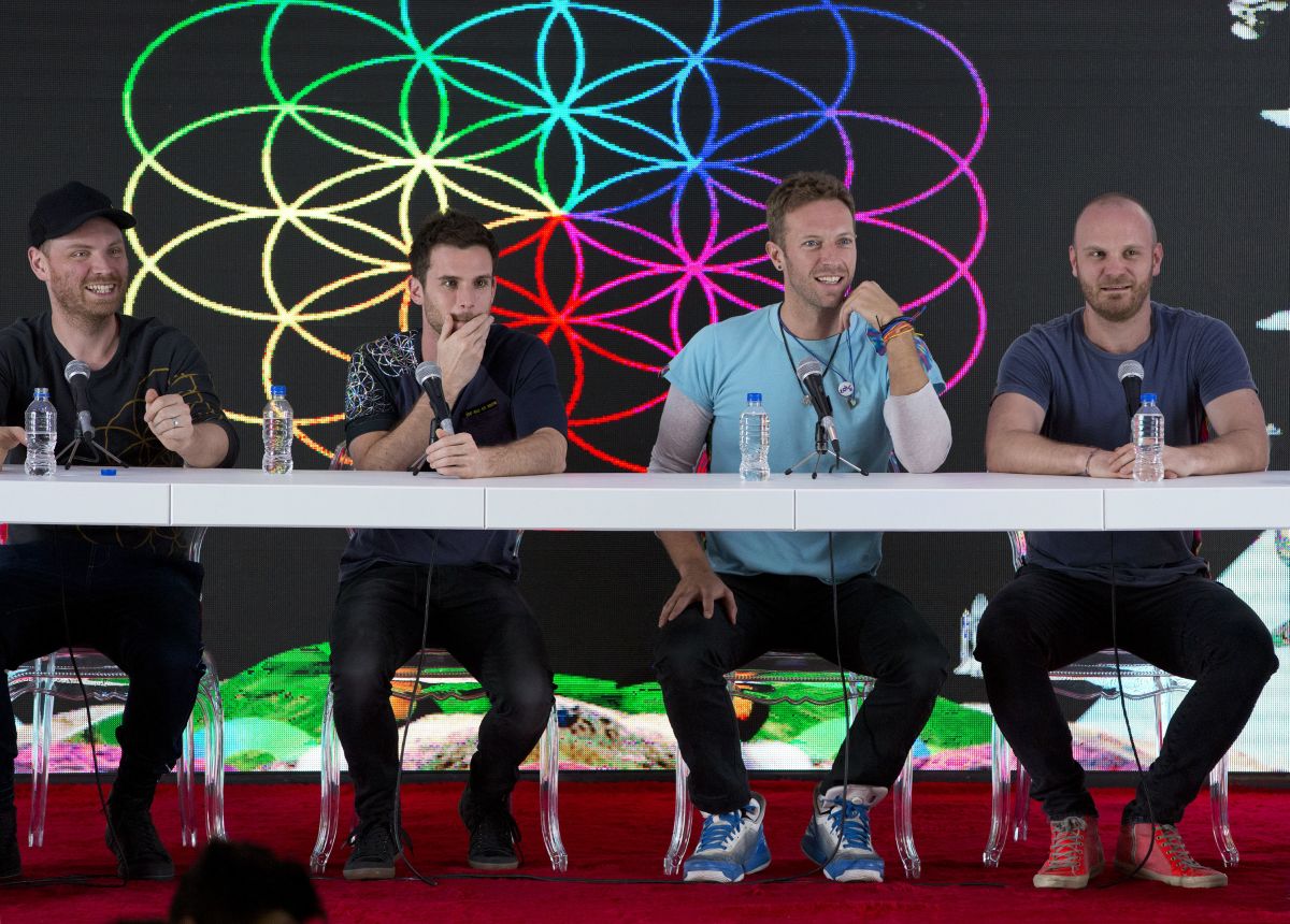 Na archívnej snímke z 15. apríla 2016 členovia britskej skupiny Coldplay, zľava Jonny Buckland, Guy Berryman, Chris Martin a Will Champion