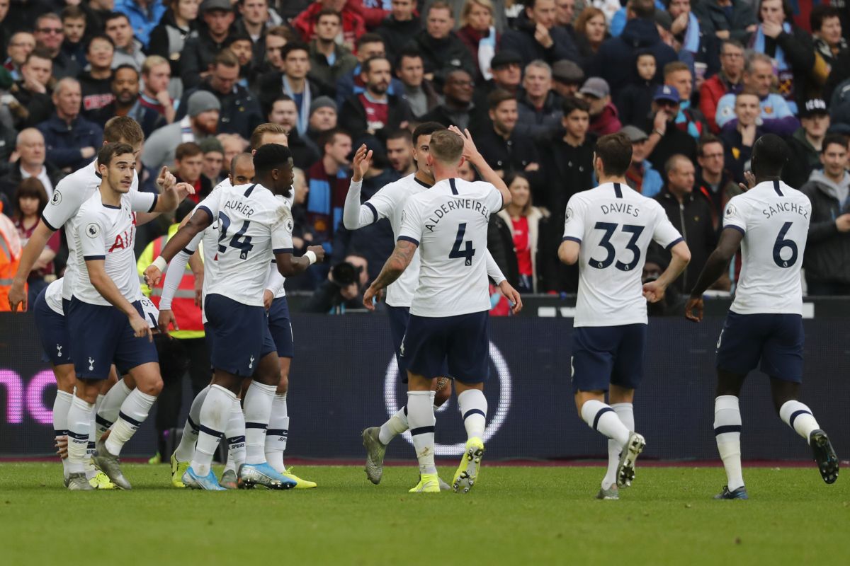 Hráči Tottenhamu sa tešia z gólu spoluhráča Son Heung-mina v zápase 13. kola anglickej Premier League West Ham United - Tottenham Hotspur