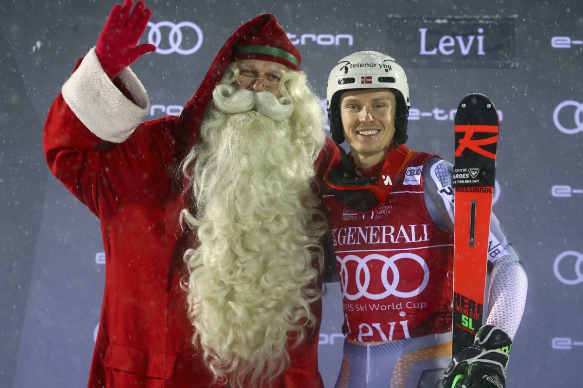 Nórsky lyžiar Henrik Kristoffersen pózuje na pódiu so Santa Clausom po víťazstve v slalome Svetového pohára 24. novembra 2019 vo fínskom Levi.