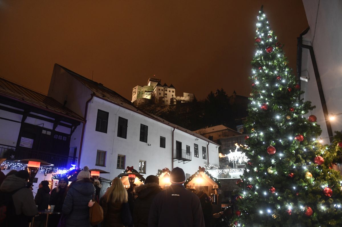 Večerná atmosféra vianočných trhov v Trenčíne