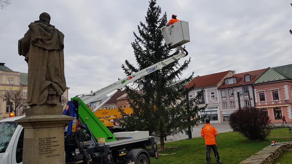 Osádzanie vianočného stromčeka v Liptovskom Mikuláši