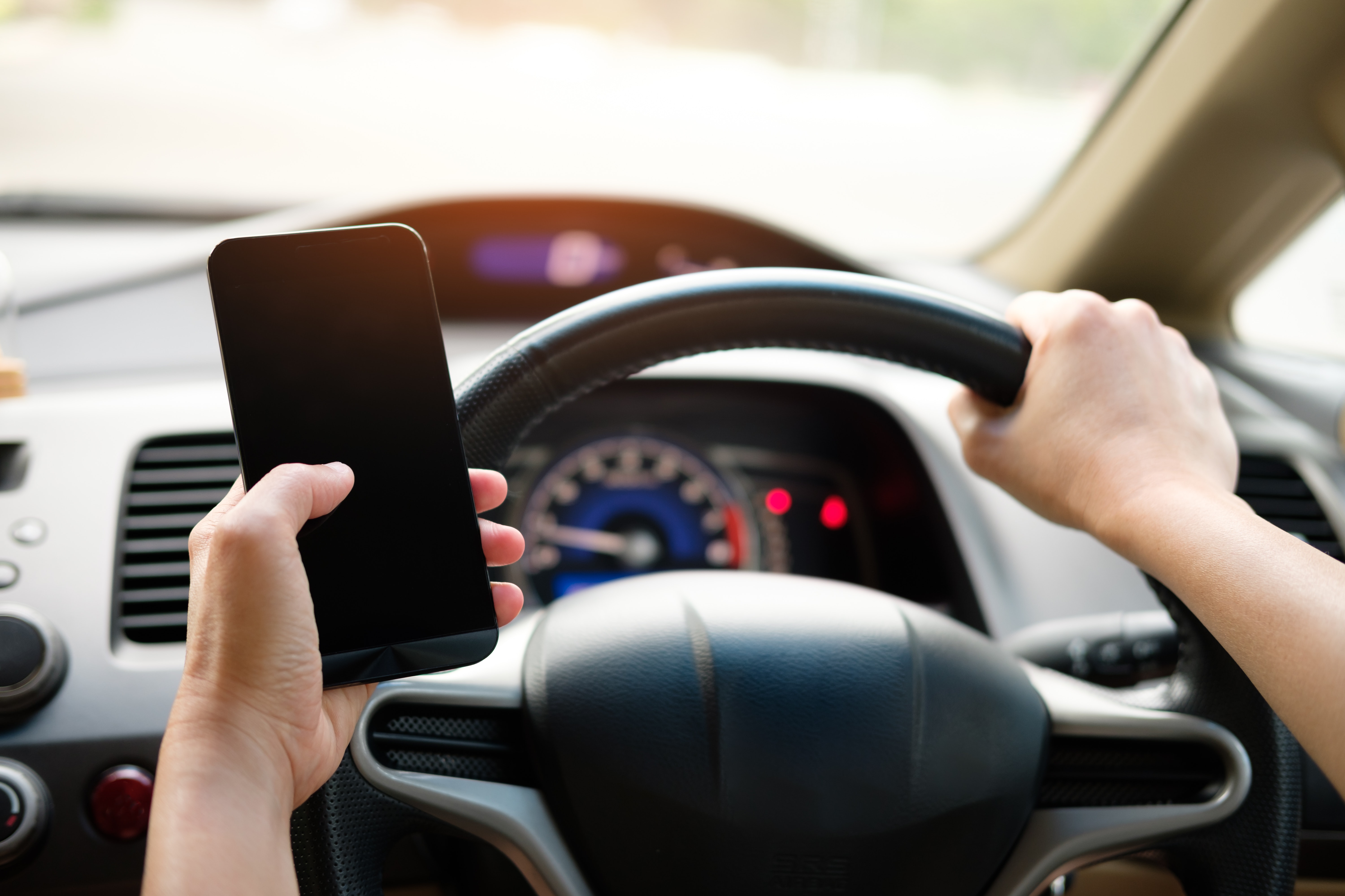 Polícia zvyšuje výšku pokuty za používanie mobilu za volantom