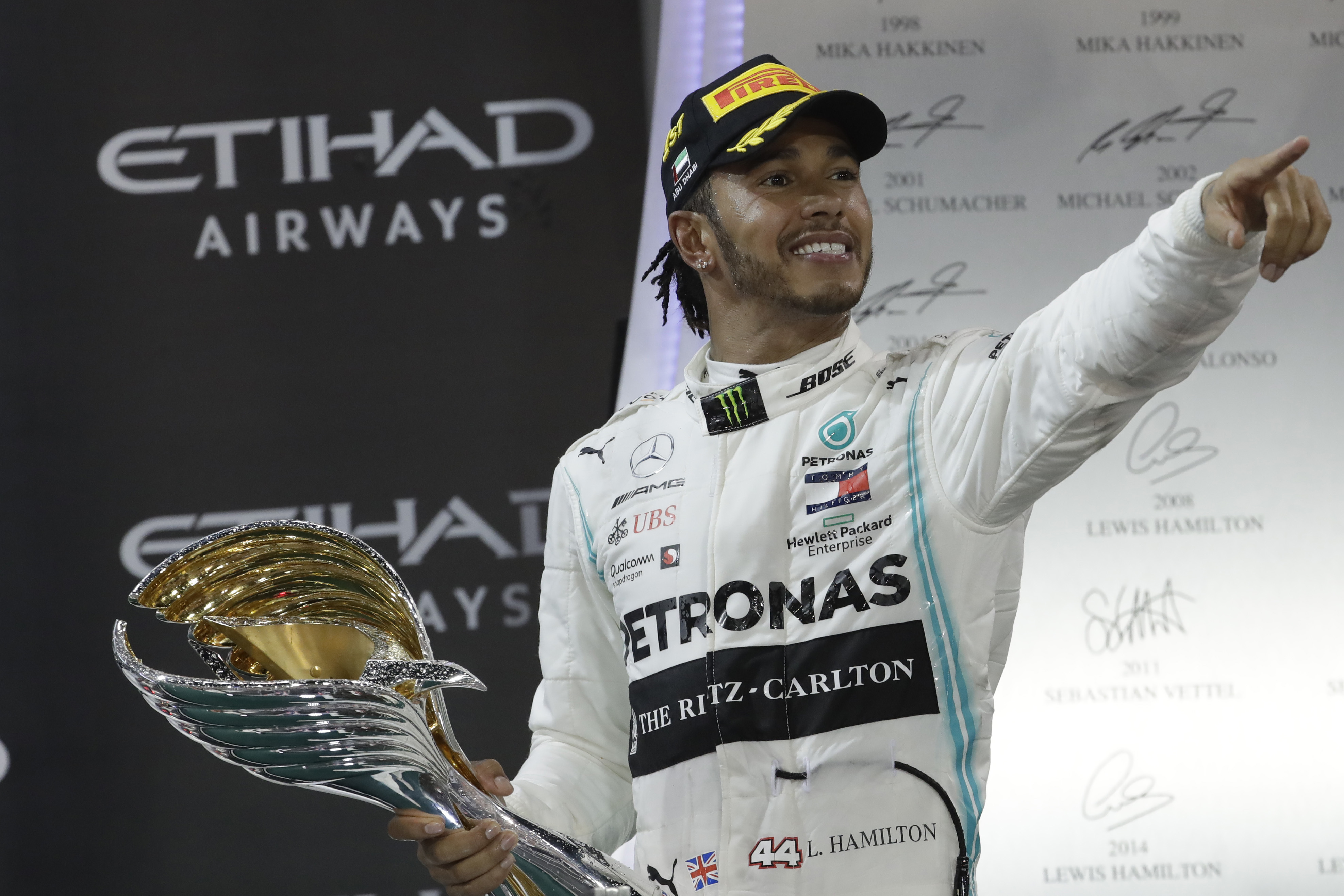 Na snímke majster sveta F1 v sezóne 2019 Brit Lewis Hamilton (Mercedes) oslavuje víťazstvo v záverečnej Veľkej cene F1 na trati okruhu Yas Marina v Abú Zabí 1. decembra 2019.