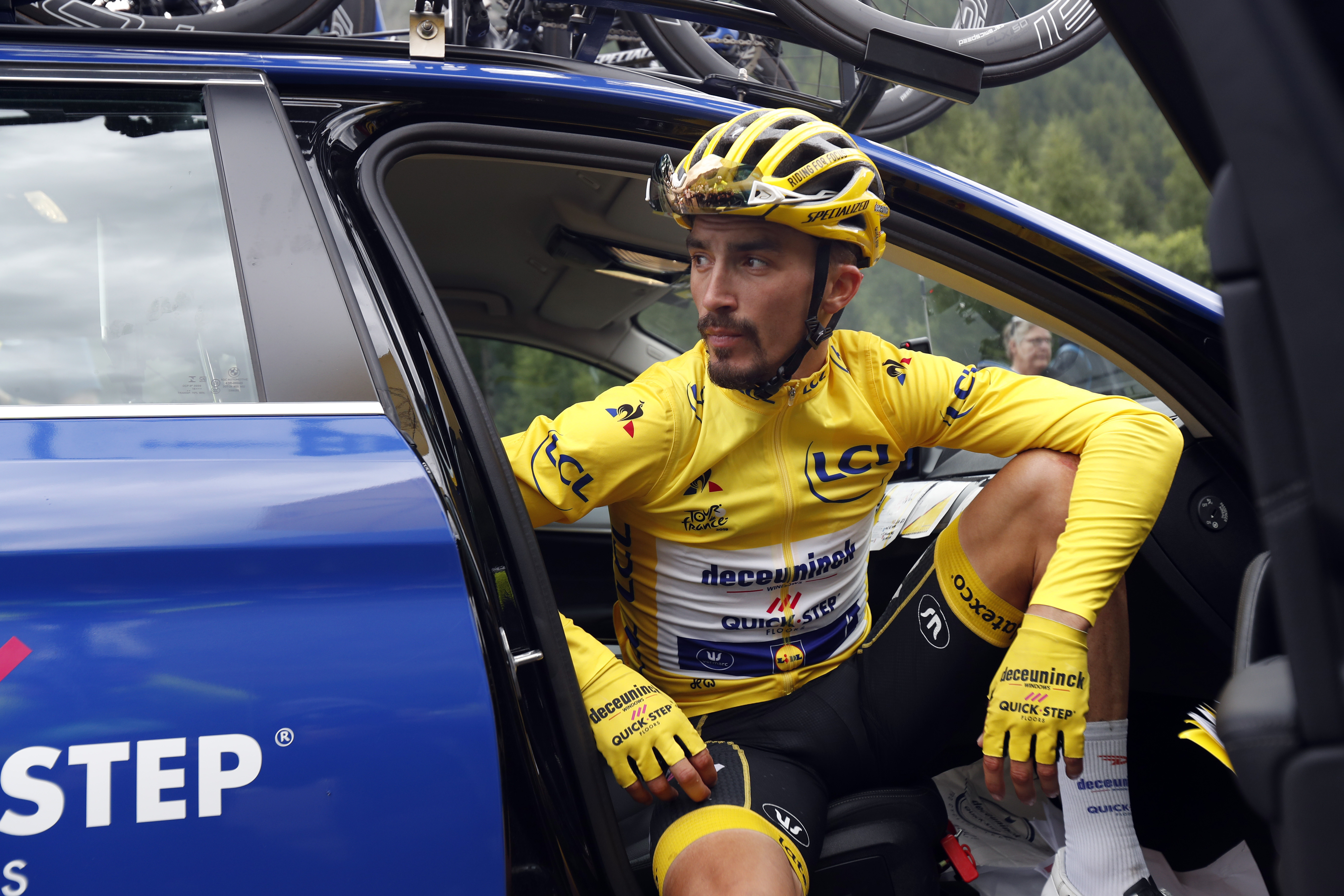 Francúzsky cyklista Julian Alaphilippe  v žltom drese vedúceho pretekára v priebežnom poradí  sedí v aute počas 19. etapy pretekov Tour de France zo Saint-Jean-de-Maurienne do Tignes 26. júla 2019.