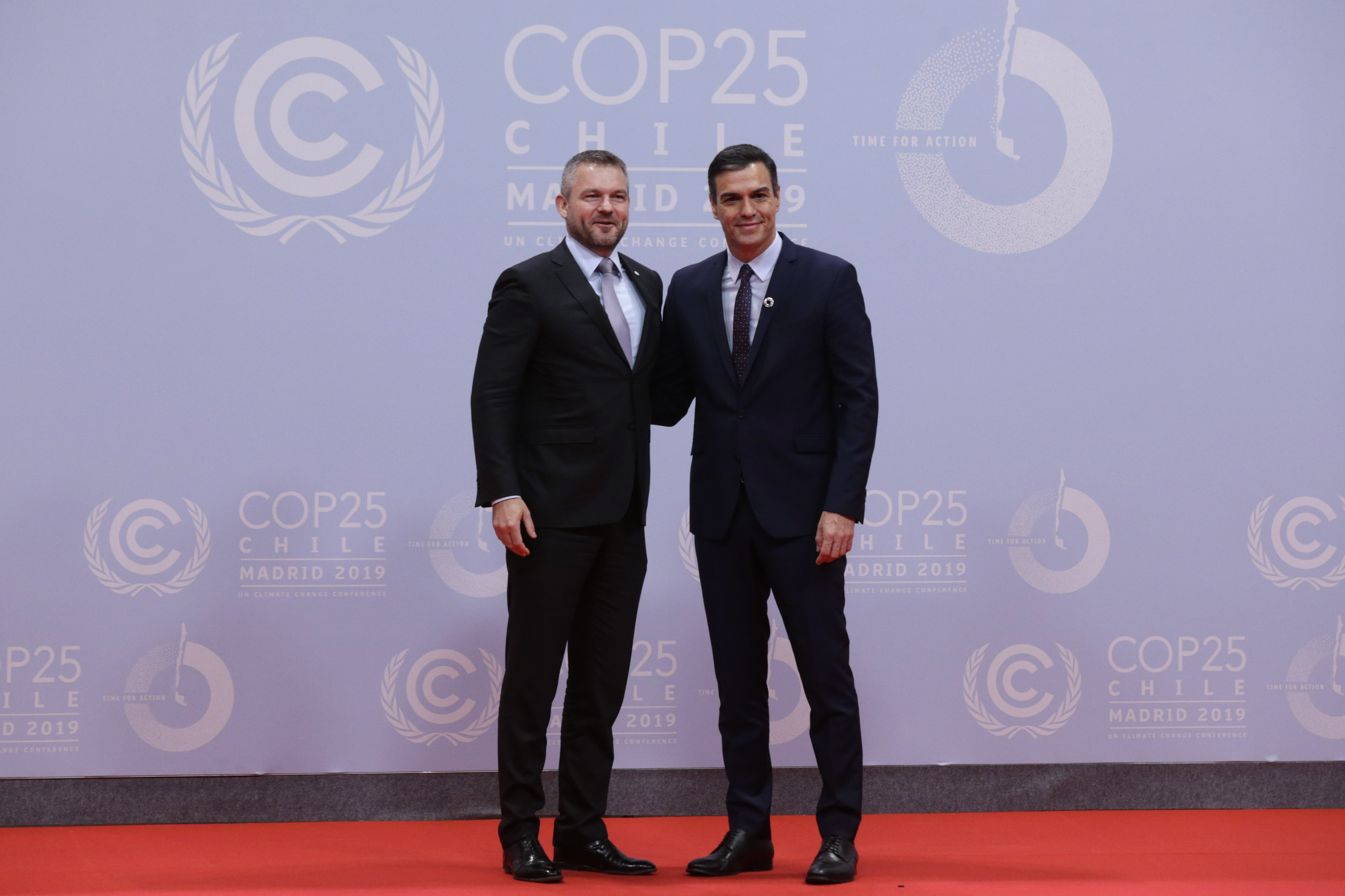 Španielsky premiér Pedro Sánchez (vpravo) a slovenský premiér Peter Pellegrini sa zdravia počas klimatického summitu v Madride 2. decembra 2019. Dvojtýždňového klimatického summitu, ktorý sa začal v pondelok 2. decembra, sa zúčastnia zástupcovia z takmer 200 krajín.