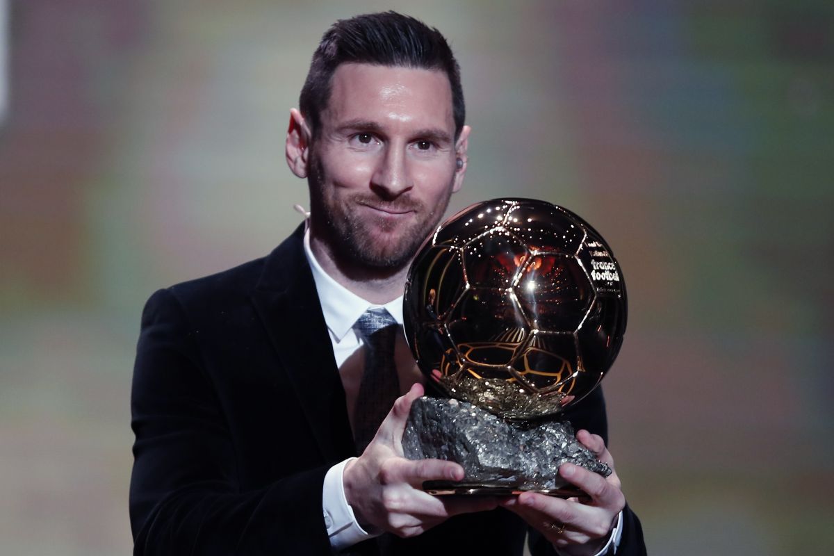 Na snímke argentínsky útočník Lionel Messi preberá Zlatú loptu