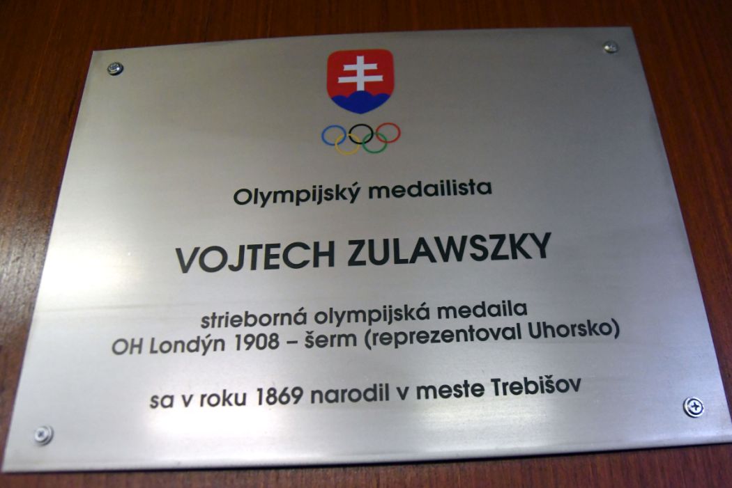Na snímke pamätná tabuľa olympijského medailistu v šerme Vojtecha Zulawszkého v Trebišove