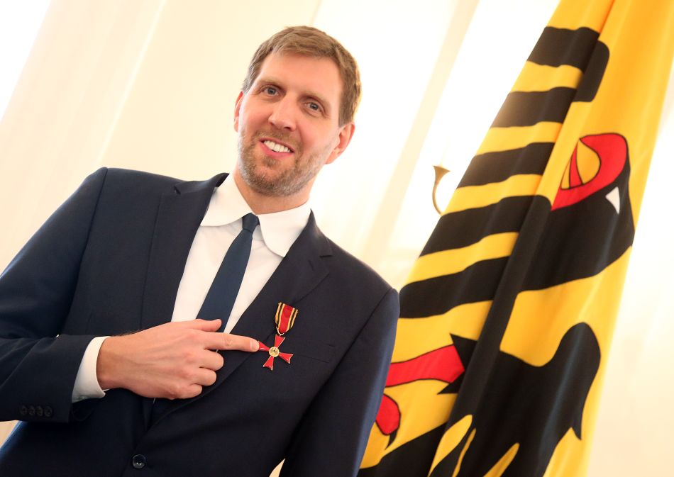 Bývalý basketbalista Dirk Nowitzki ukazuje Záslužný rád Spolkovej republiky Nemecko
