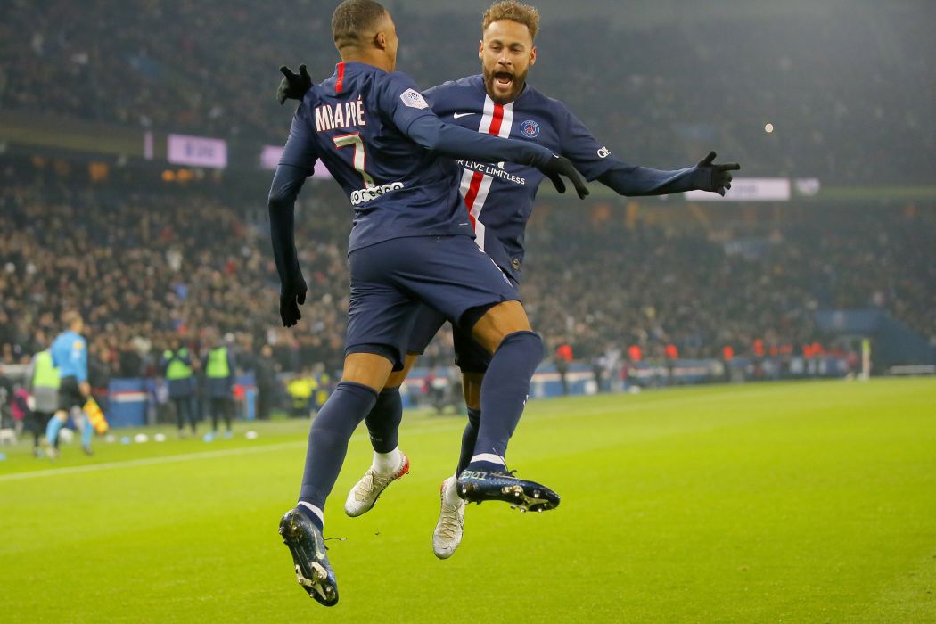 Kylian Mbappe a Neymar sa radujú z gólu do siete Nantes