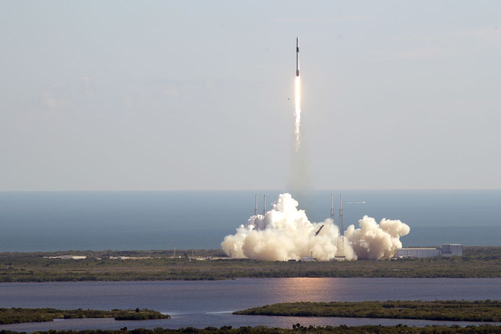 Na snímke americká nosná raketa Falcon 9 SpaceX po štarte na medzinárodnú vesmírnu stanicu ISS