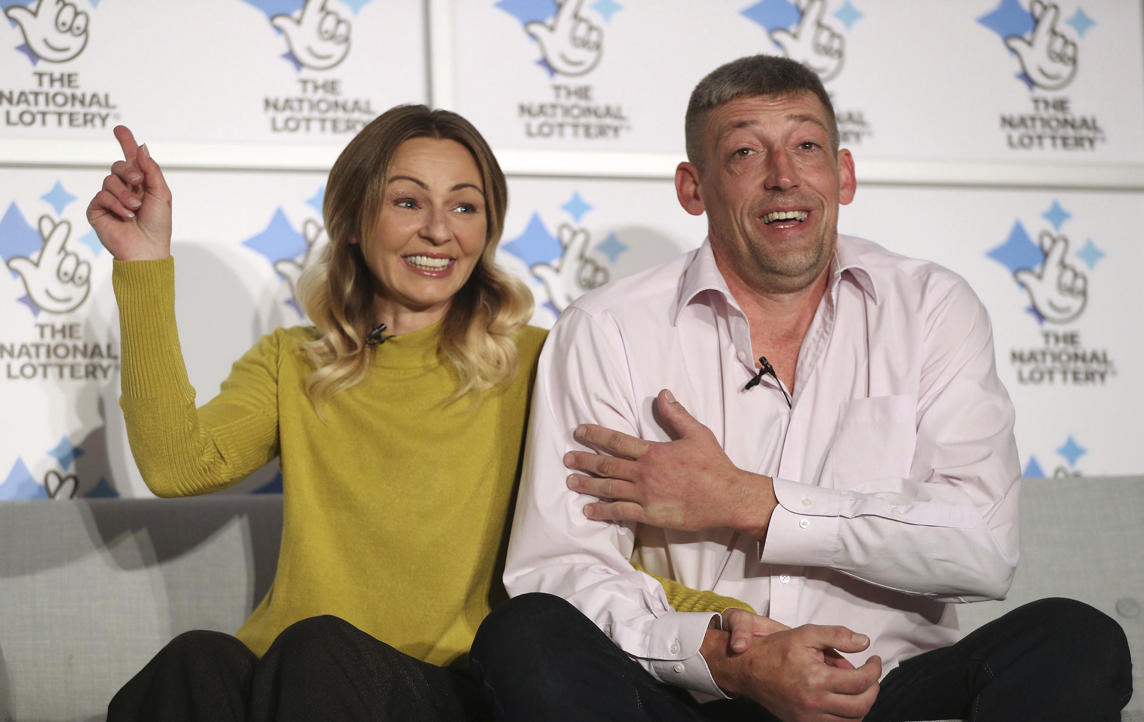 Steve Thomson a jeho manželka Lenka, ktorá pochádza zo Slovenska, sa tešia po výhre 105 miliónov liber (123 miliónov eur) v lotérii Euromilióny počas stretnutia s novinármi v anglickom Walbertone