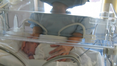 Dotyk im náramne prospieva: Nemocnica hľadá dobrovoľníkov na maznanie s predčasne narodenými deťmi