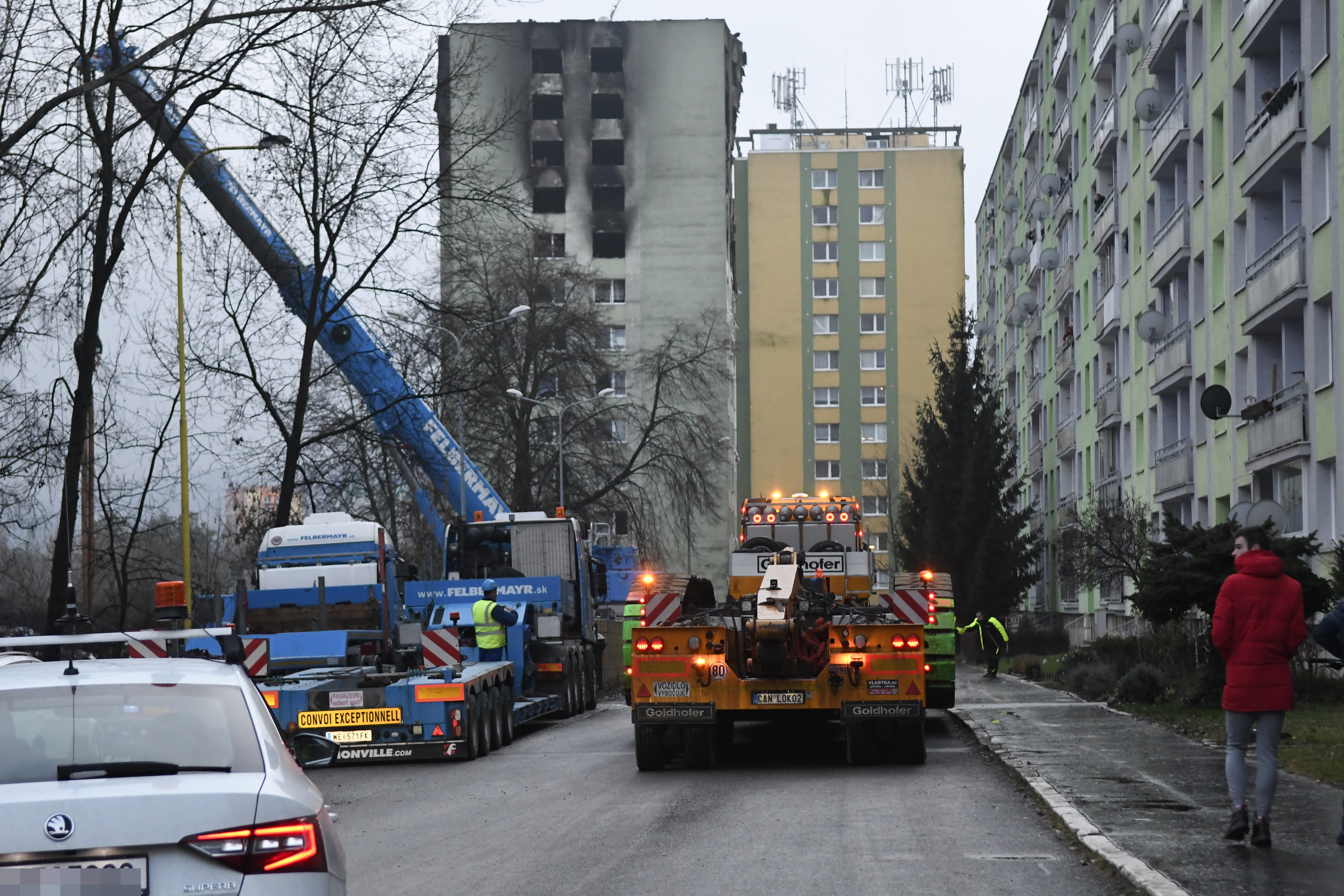 Na snímke príchod prvých častí stavebného demolačného stroja na Mukačevskej ulici v Prešove.