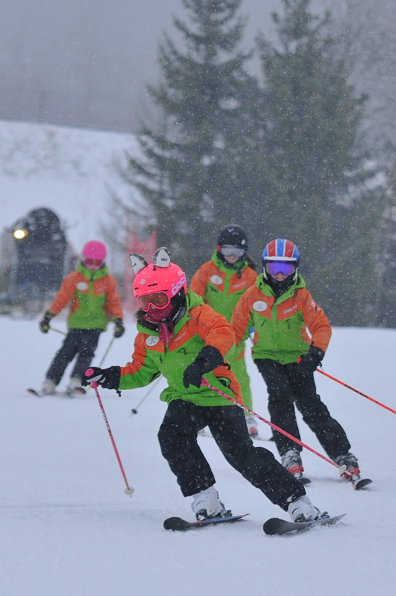 Na snímke malí lyžiari sa spúšťajú po zjazdovke počas prvej tohtosezónnej lyžovačky v lyžiarskom stredisku v Tatranskej Lomnici vo Vysokých Tatrách 
