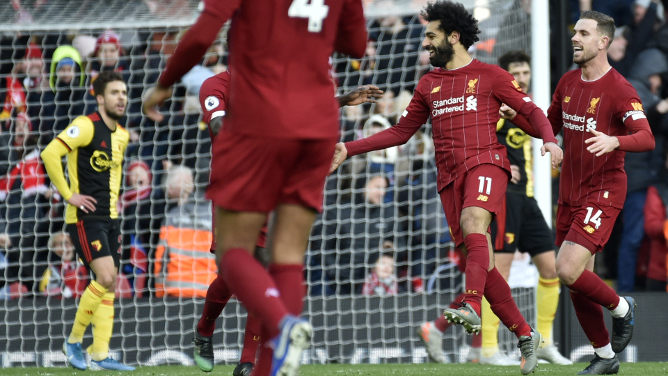 Futbalista Liverpoolu Mohamed Salah (druhý sprava) sa teší po strelení gólu 