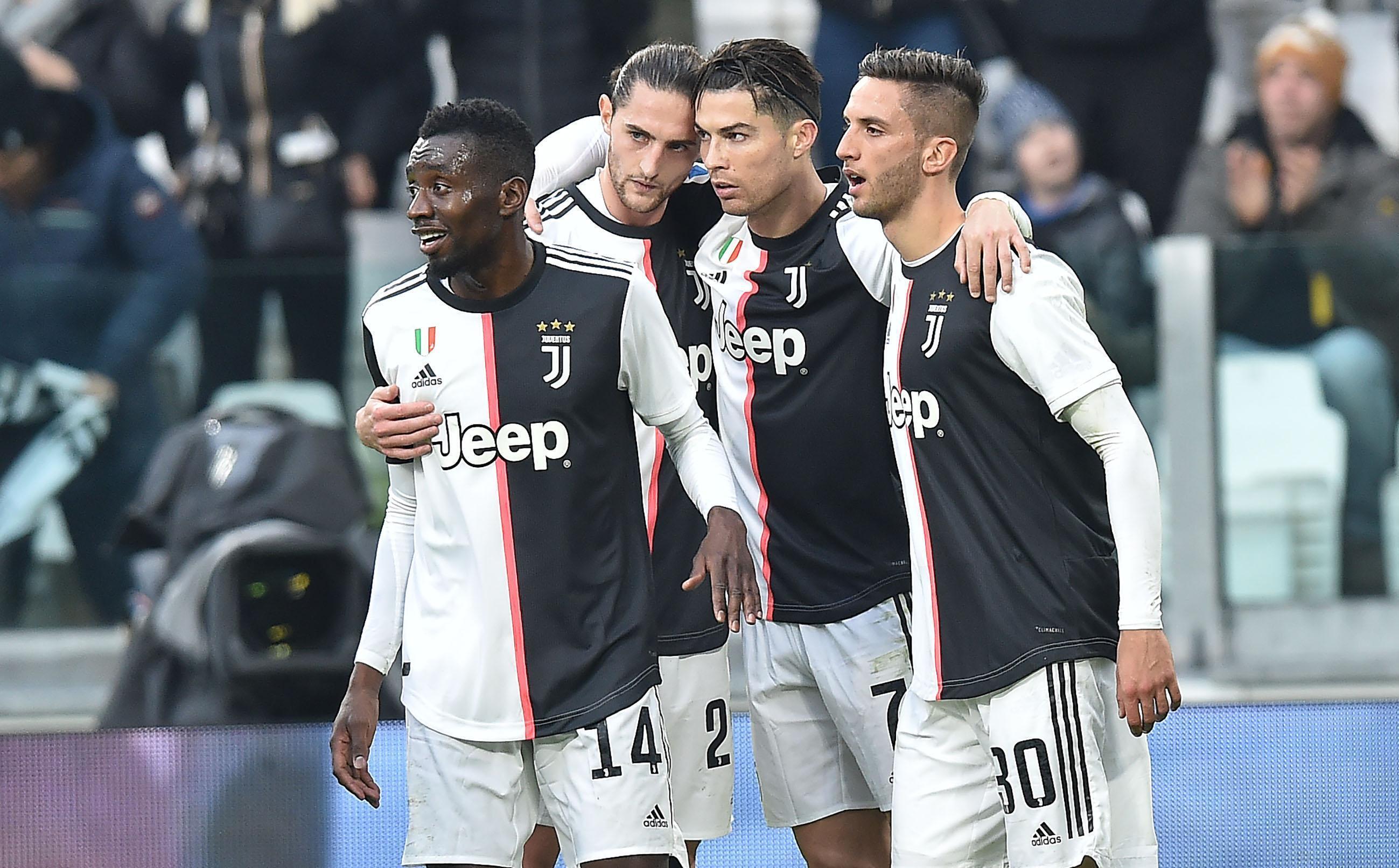 Futbalista Juventusu Turín Cristiano Ronaldo ( druhý vpravo) sa teší so spoluhráčmi po strelení gólu v zápase 16. kola talianskej Serie A, FC Juventus – Udinese Calcio v Turíne 15. decembra 2019.