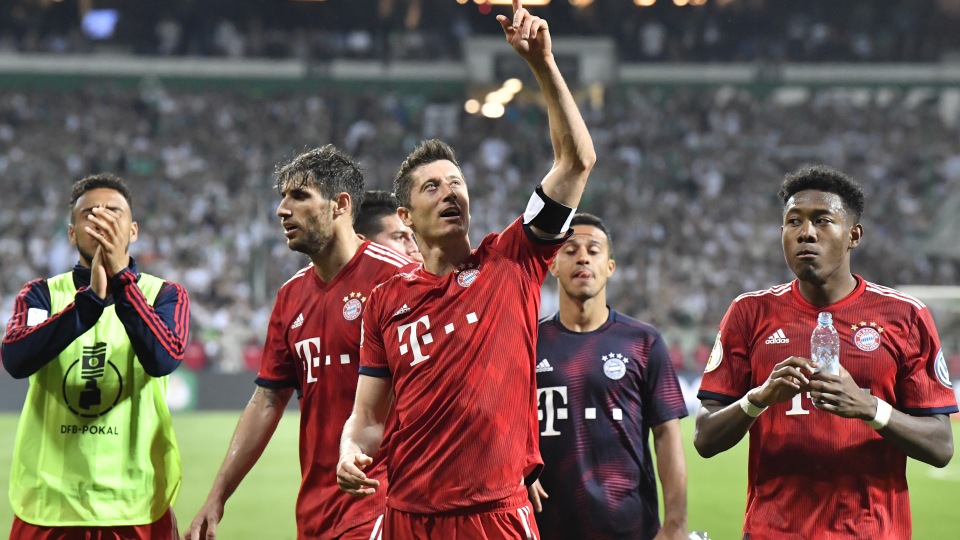 JB 17 Brémy  - Hráči Bayernu  s Robertom Lewandowským (uprostred) oslavujú po výhre nad Brémami  2:3 v zápase semifinále Nemeckého pohára DFB Werder Brémy  - Bayern  Mníchov na štadióne v Brémach  24. apríla 2019.