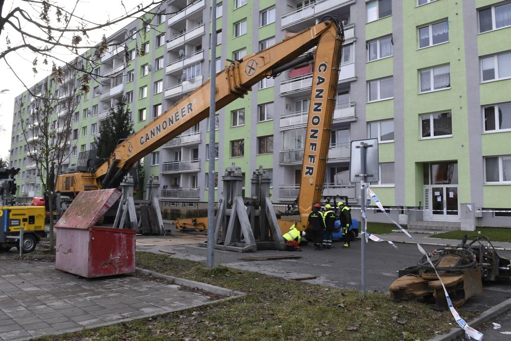 Na snímke skladanie stavebného demolačného stroja na Mukačevskej ulici v Prešove, ktorým budú búrať 12-podlažnú bytovku po výbuchu plynu.