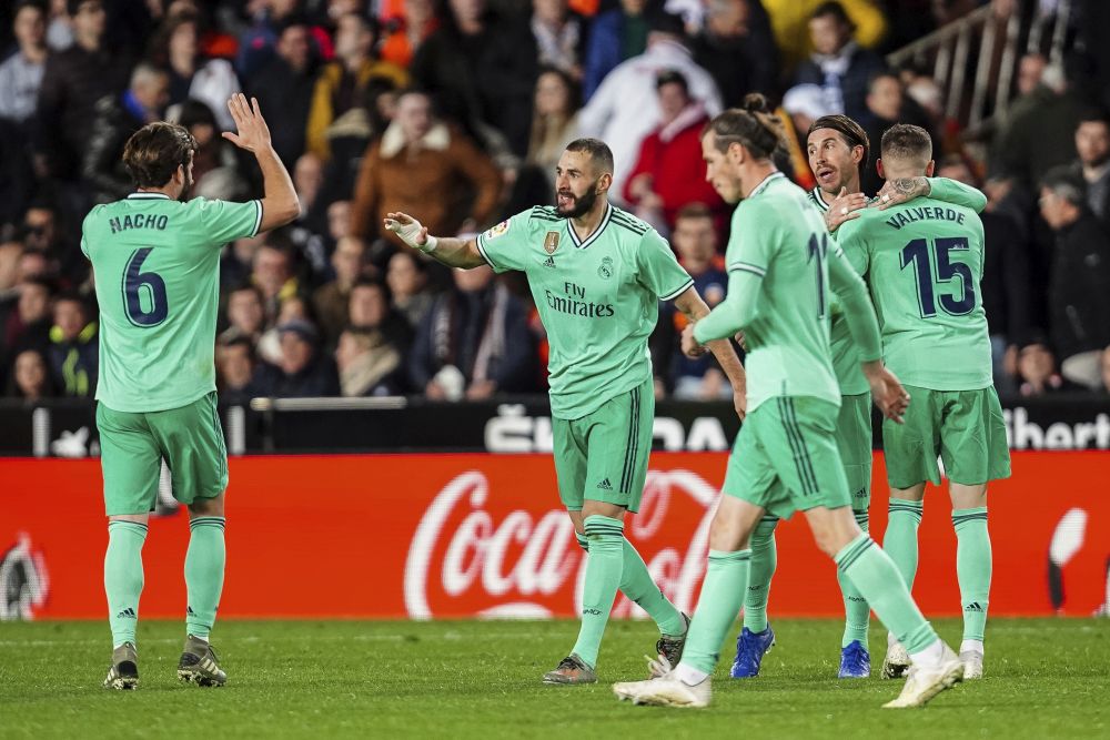 Hráči Realu Madrid po vyrovnávajúcom góle v poslednej minúte v zápase proti Valencii