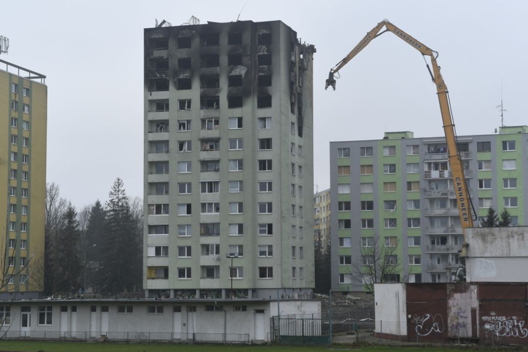 Špecializovaná stavebná firma z Českej republiky začala v pondelok ráno 16. decembra 2019 s postupnou likvidáciou najvyšších poschodí bytového domu č. 7 na Mukačevskej ulici v Prešove