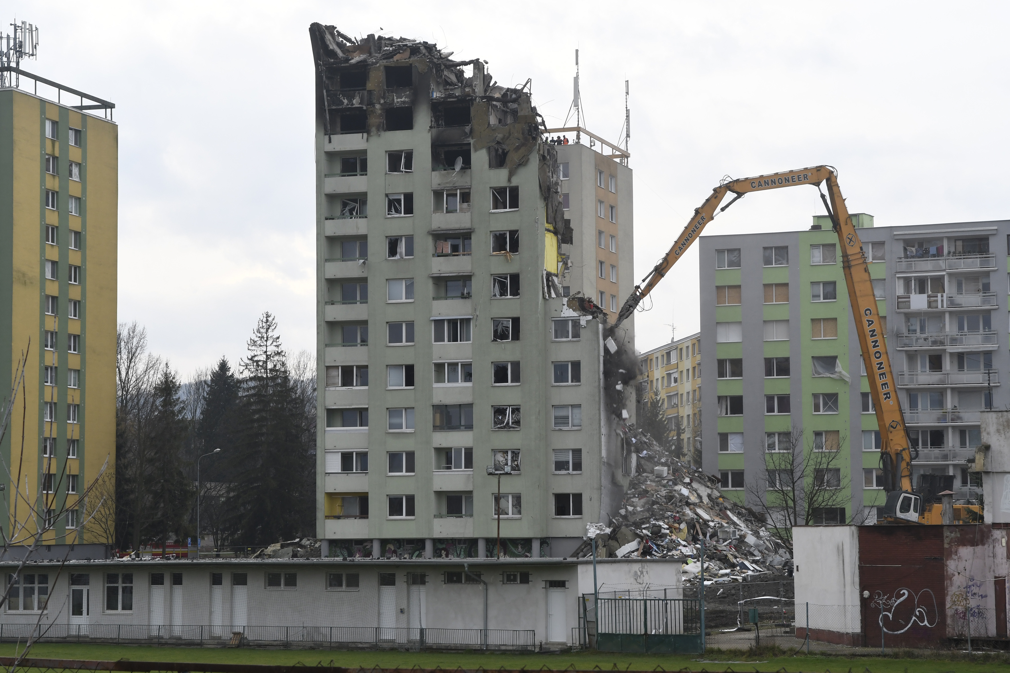 Na snímke druhý deň demolácie bytovky v popoludňajších hodinách na Mukačevskej ulici v Prešove 17. decembra 2019.