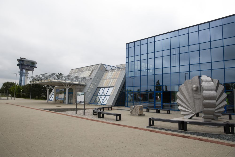Na snímke vpravo zreštaurovaný pamätník Štefana Baniča a vľavo základný kameň terminálu na Letisku M. R. Štefánika v Bratislave