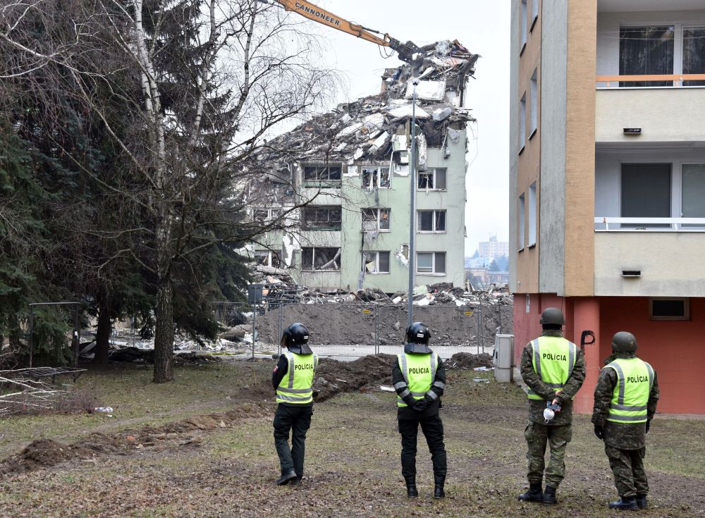 Na snímke tretí deň demolácie 12-podlažnej bytovky na Mukačevskej ulici v Prešove 18. decembra 2019.