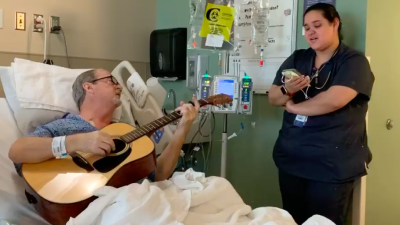 Sestrička chcela, aby pán s rakovinou zabudol, že je v nemocnici: Priniesla gitaru a naspievali spolu tú najkrajšiu vianočnú pieseň
