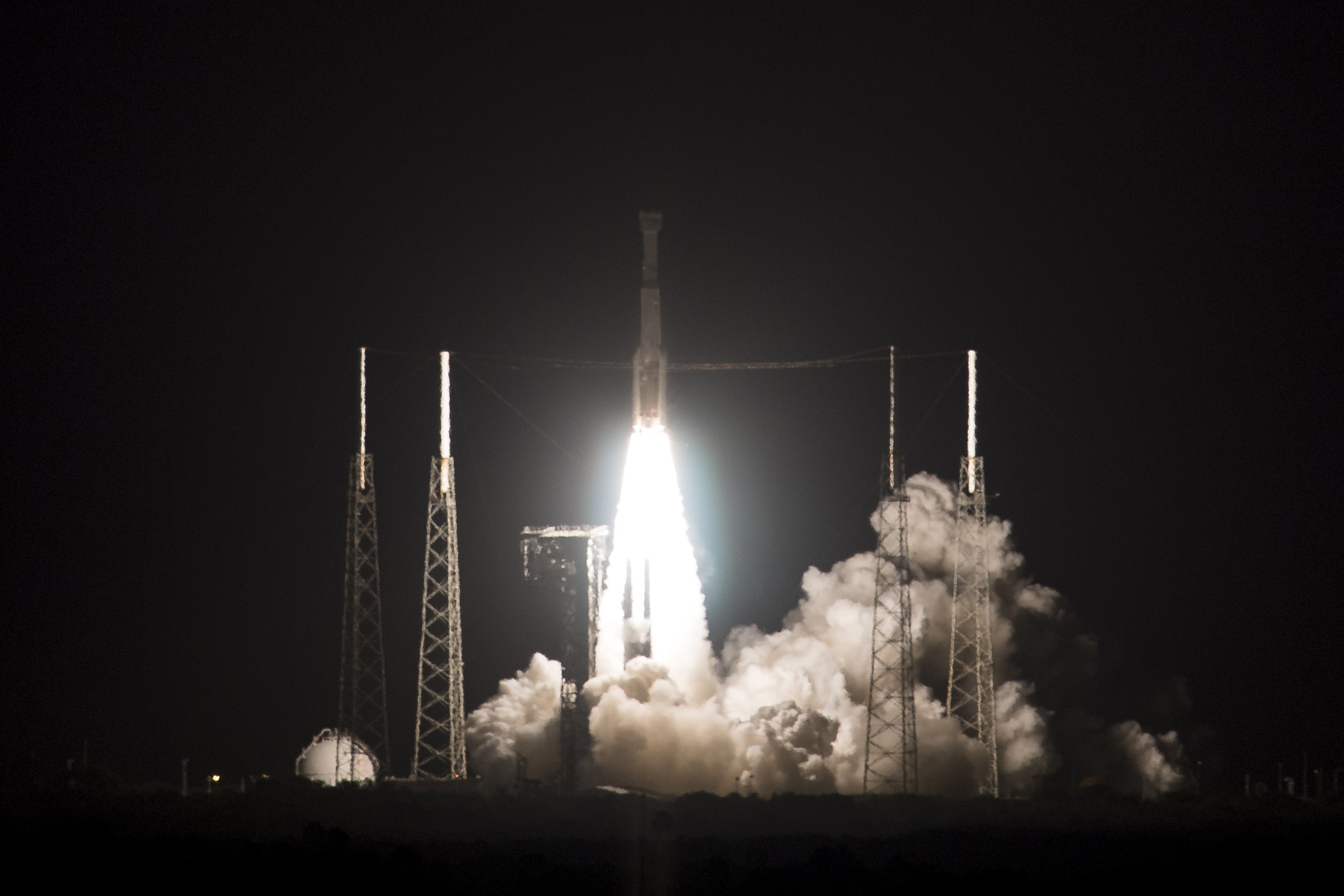 Na snímke kozmická loď Starliner spoločnosti Boeing, ktorá odštarovala na svoju prvú misiu k Medzinárodnej vesmírnej stanici (ISS) z Kennedyho vesmírneho strediska na Floride 20. decembra 2019. Na palube Starlineru nie je žiadna posádka. Vesmírna loď priletí k ISS v sobotu a šiestim astronautom na ISS dovezie okrem iného vianočné pochúťky a darčeky. Starliner sa vráti na Zem 28. decembra. V oblasti Nového Mexika pristane pomocou padákov.