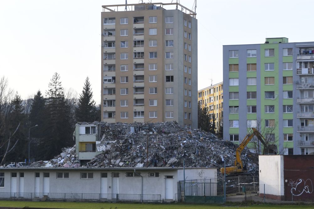 Na snímke nakladanie sutín z demolácie bytovky poškodenej po výbuchu plynu na Mukačevskej ulici č.7, 20. decembra 2019 v Prešove.