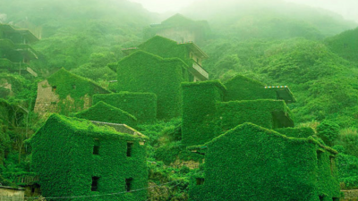 Opustenú dedinku zahalila príroda do zelených šiat. Pozrite si úžasné snímky