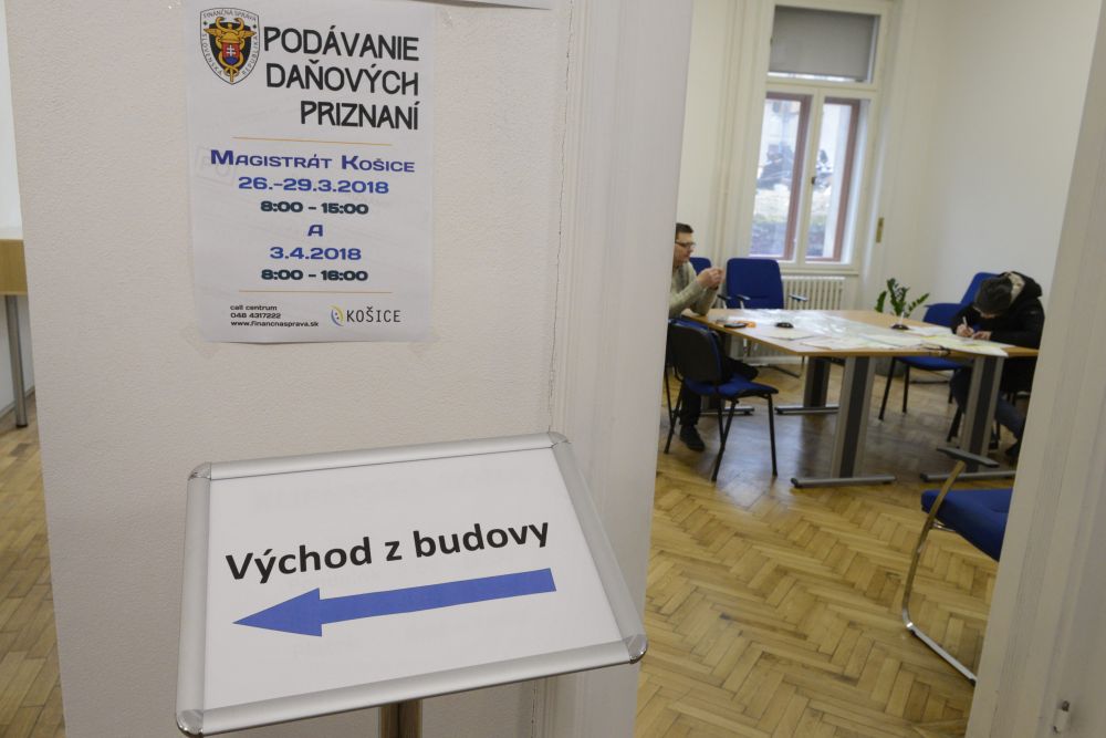 Na snímke vpravo daňovník vyplňa tlačivo k daňovému priznaniu na Daňovom úrade Košice vo štvrok 29. marca 2018.