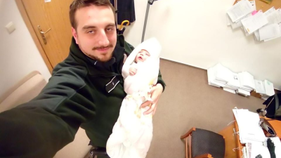TOTO JE HRDINA: Policajt si všimol zanedbané bábätko a zachránil ho z bezdomoveckého brlohu. Vďaka nemu má šancu na lepší život