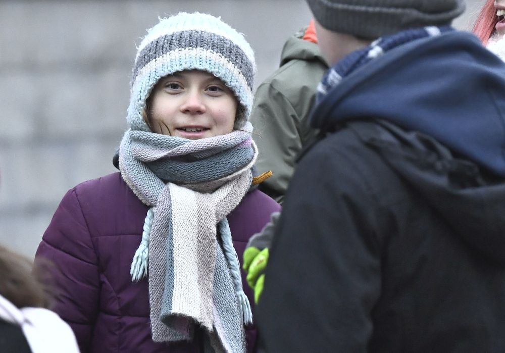 Švédska klimatická aktivistka Greta Thunbergová, ktorá dnes oslavuje 17. narodeniny, počas klimatického štrajku za ochranu klímy pod heslom Piatky za budúcnosť pred švédskym parlamentom v Štokholme