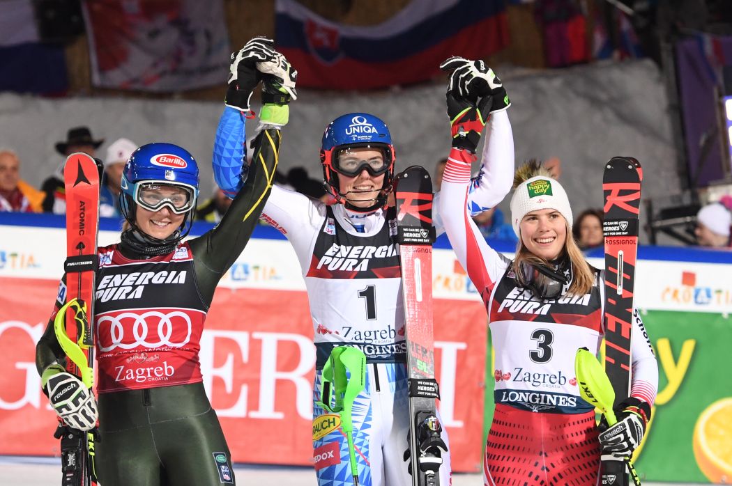 Slovenská lyžiarka Petra Vlhová (uprostred), druhá Mikaela Shiffrinová z USA (vľavo) a tretia Rakúšanka Katharina Liensbergerová (vpravo)