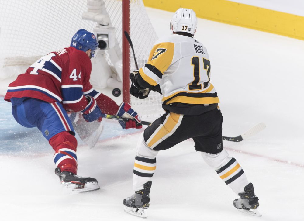 Bryan Rust z Pittsburghu Penguins (vpravo) skóruje do siete Montrealu Canadiens
