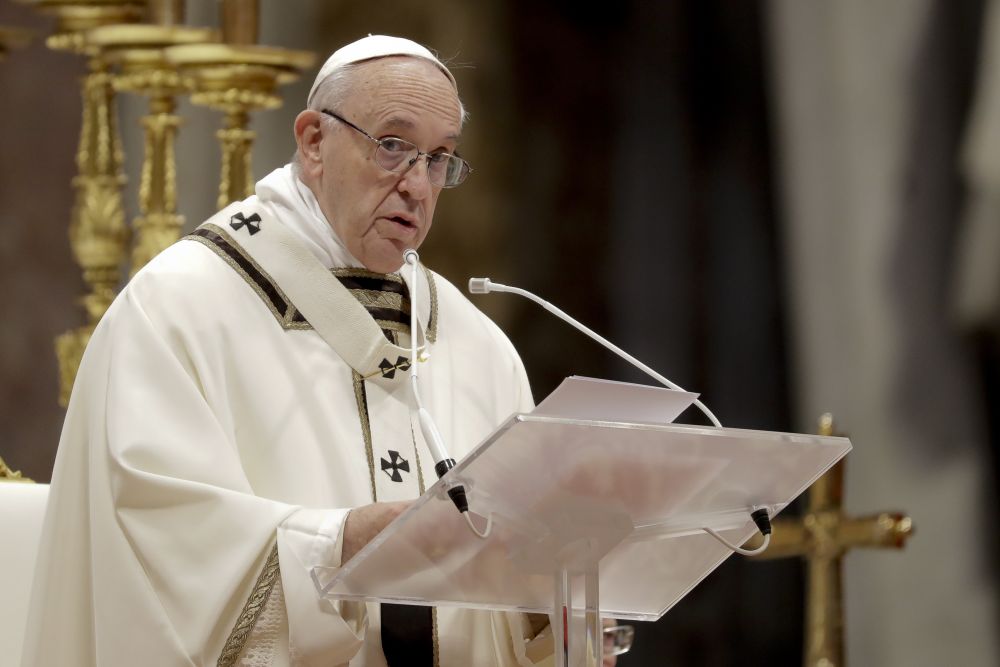 Pápež František sa prihovára počas celebrovania omše na sviatok Zjavenia Pána (Troch kráľov) v Bazilike sv. Petra vo Vatikáne 6. januára 2019.