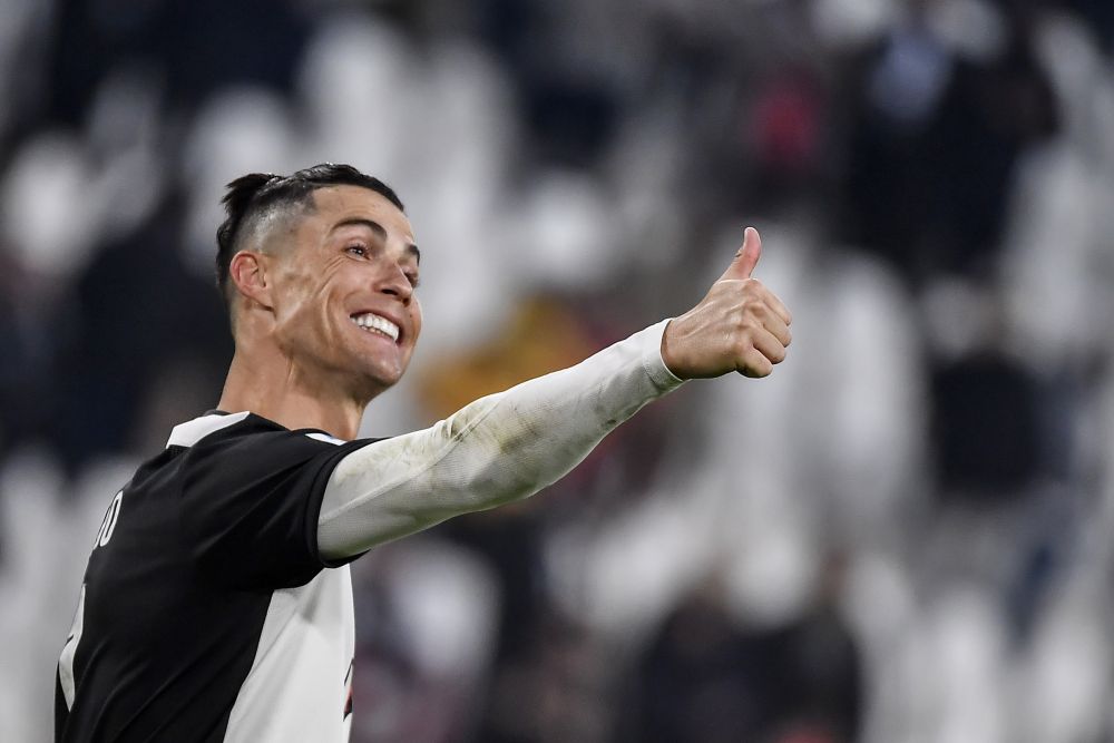 Na snímke portugalský útočník Juventusu Cristiano Ronaldo oslavuje gól do siete Cagliari