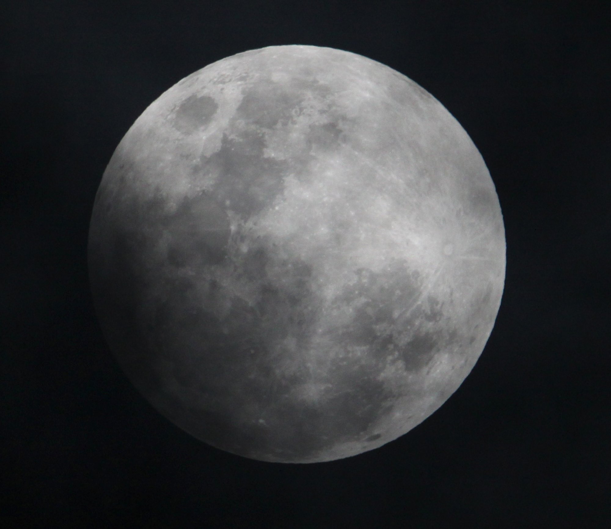Planéta Zem (nie je na snímke) vrhá tieň na juhozápadnú časť Mesiaca  počas prvého polotieňového zatmenia Mesiaca