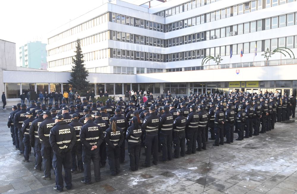 Na snímke novoročný nástup Mestskej polície Košice spojený so slávnostným ocenením 33 príslušníkov MsP Košice za vernú službu.