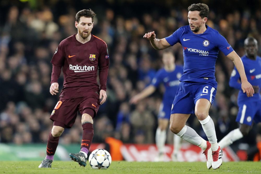 Útočník Barcelony Lionel Messi (vľavo) kontroluje loptu pred hráčom Chelsea Dannym Drinkwaterom