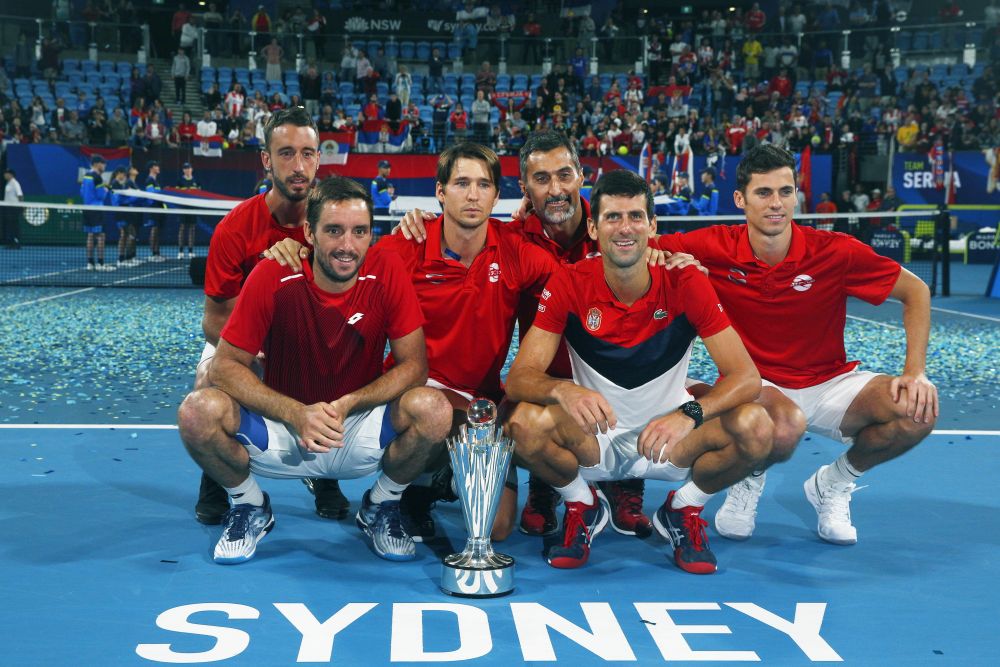 Radosť srbských tenistov po triumfe nad Španielskom vo finále premiéroveho ATP Cupu v Austrálii